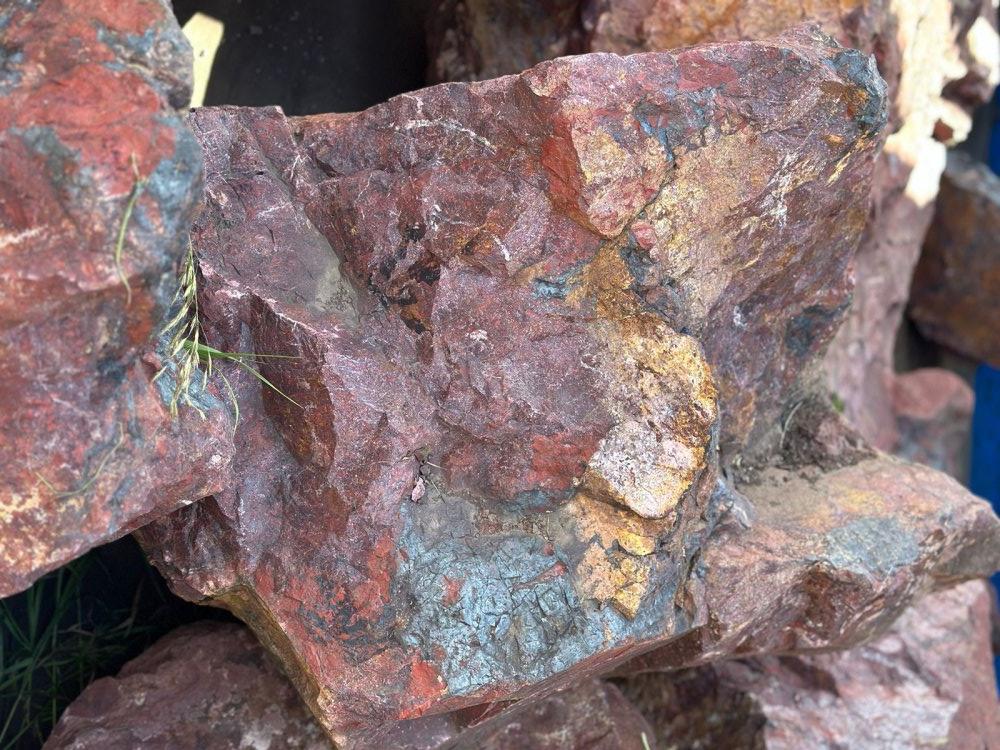 Камни для ландшафтного дизайна красно-фиолетовые 10-60 килограмм купить в Омске