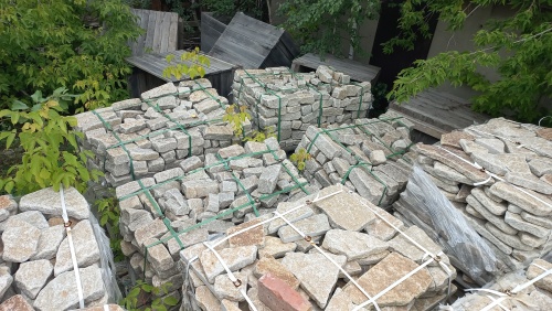 Гранитный плитняк галтованный для мощения купить в Омске