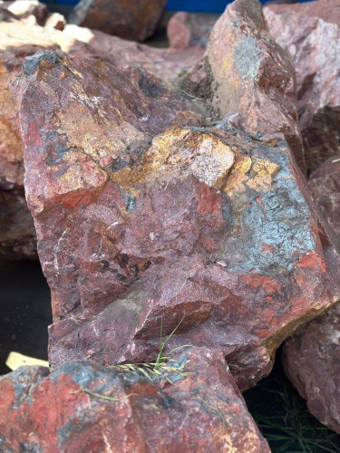 Камни для ландшафтного дизайна красно-фиолетовые 10-60 килограмм купить в Омске