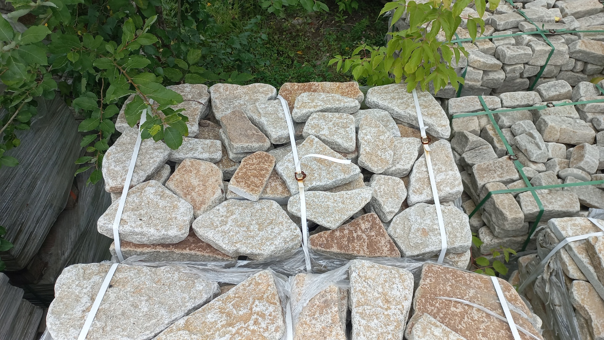 Плитняк галтованный гранитный для ландшафтного дизайна купить в Омске