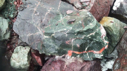 Гигантские зелёные валуны для ландшафтного дизайна весом более 5 тонн купить в Омске