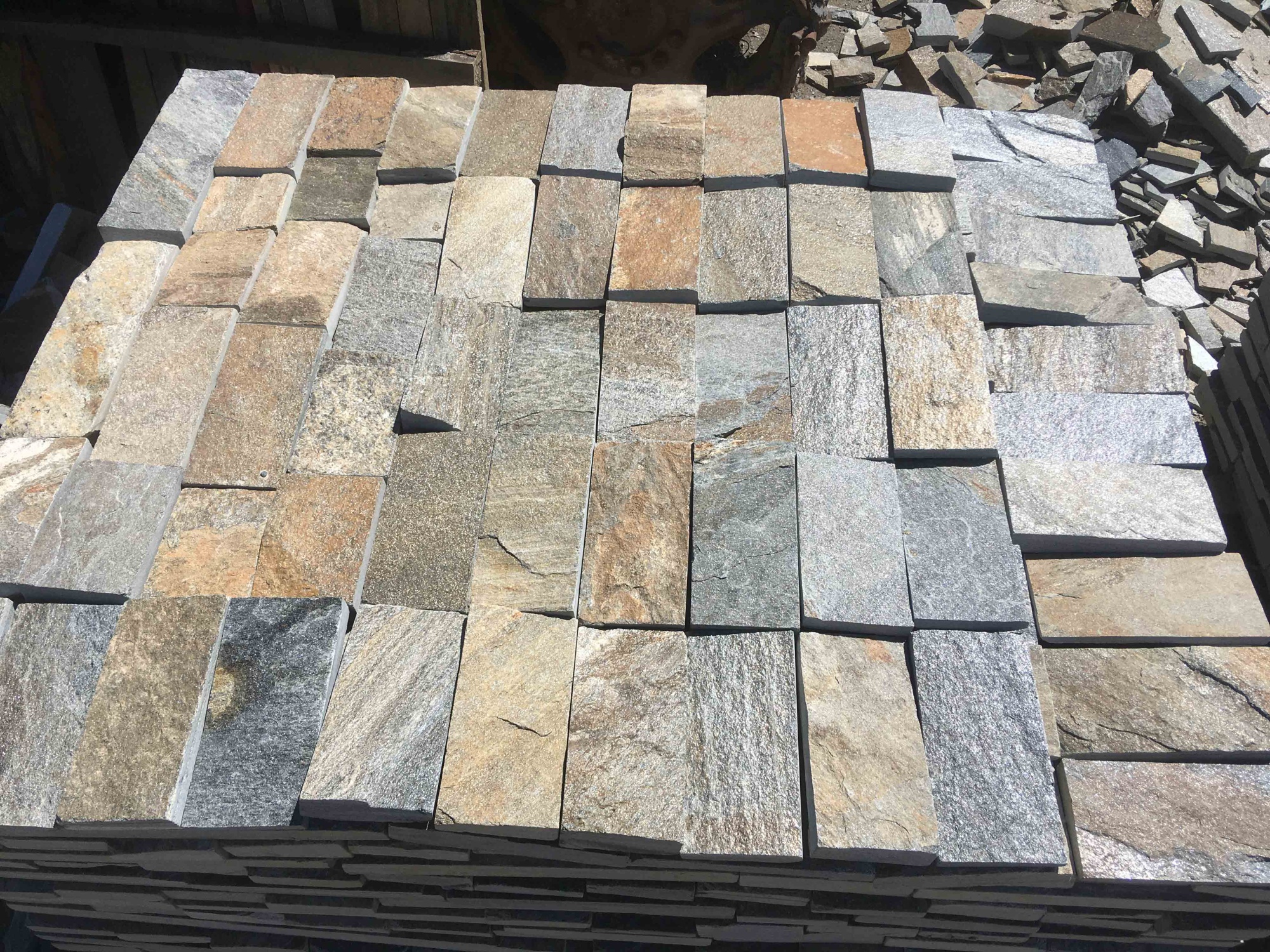 Плитка пилёная златолит Уральский для фасада купить в Омске