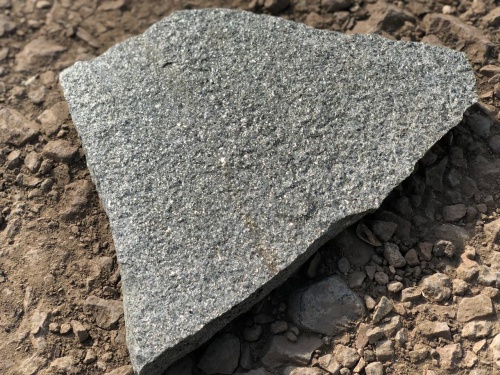 Плитняк златолит Уральский для цоколя, отмостки купить в Омске