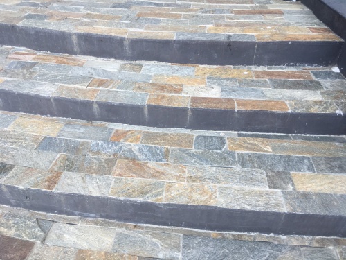 Плитка из Златолита Уральского для лестницы купить в Омске