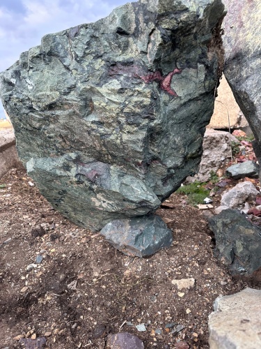 Гигантские зелёные валуны для ландшафтного дизайна весом более 5 тонн купить в Омске