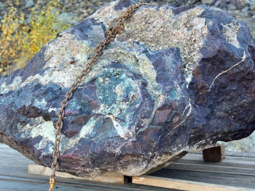 Огромные красно-фиолетовые валуны для ландшафтного дизайна весом более 5 тонн купить в Омске