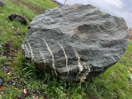 Гигантские зелёные валуны для ландшафтного дизайна весом более 5 тонн купить в Омске