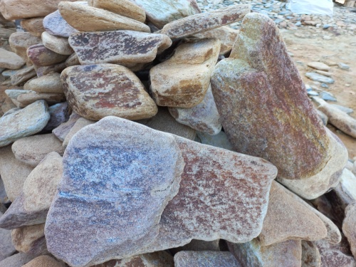 Златолит жёлтый, жёлто-зелёный глыбки и валуны для ланшафтного дизайна купить в Омске