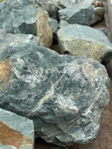 Камни для ландшафтного дизайна зелёные 10-60 килограмм купить в Омске