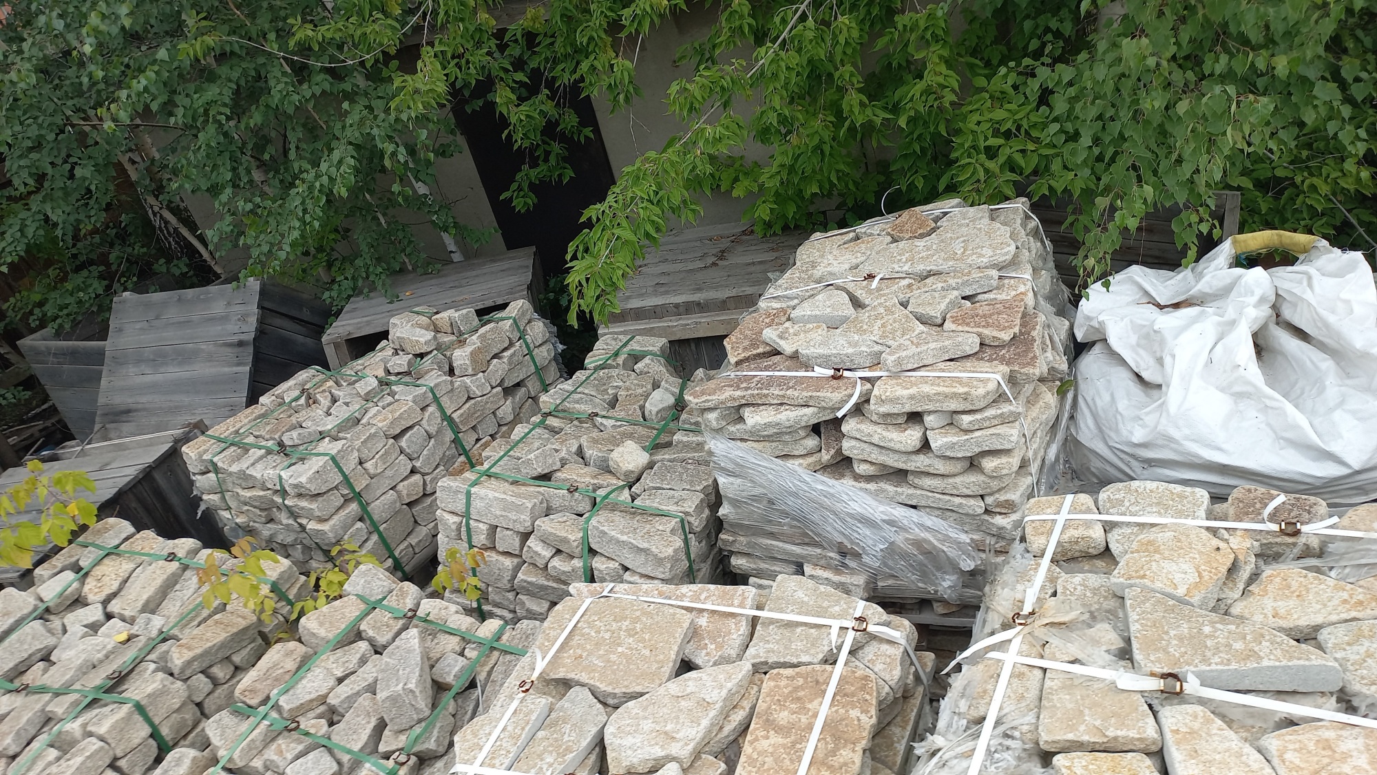 Плитняк гранитный галтованный купить в Омске