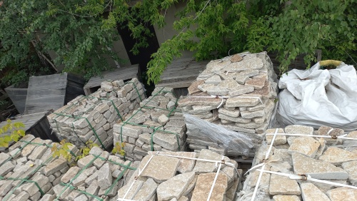 Гранитный плитняк галтованный для мощения купить в Омске