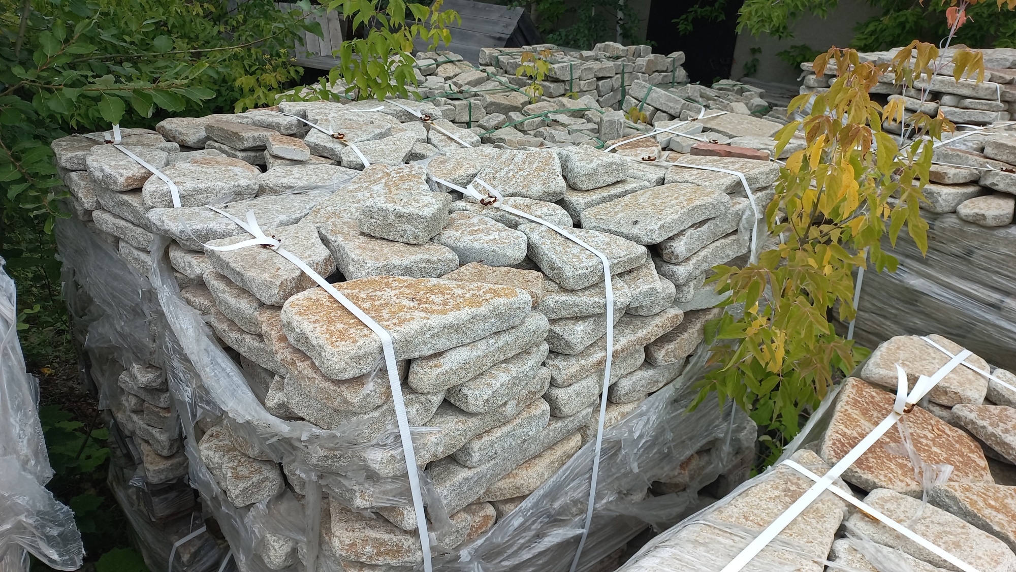 Плитняк галтованный гранитный для ландшафтного дизайна купить в Омске