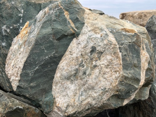 Гигантские зелёные валуны для ландшафтного дизайна весом более 5 тонн купить в Омске