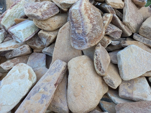 Златолит жёлтый, жёлто-зелёный глыбки и валуны для ланшафтного дизайна купить в Омске