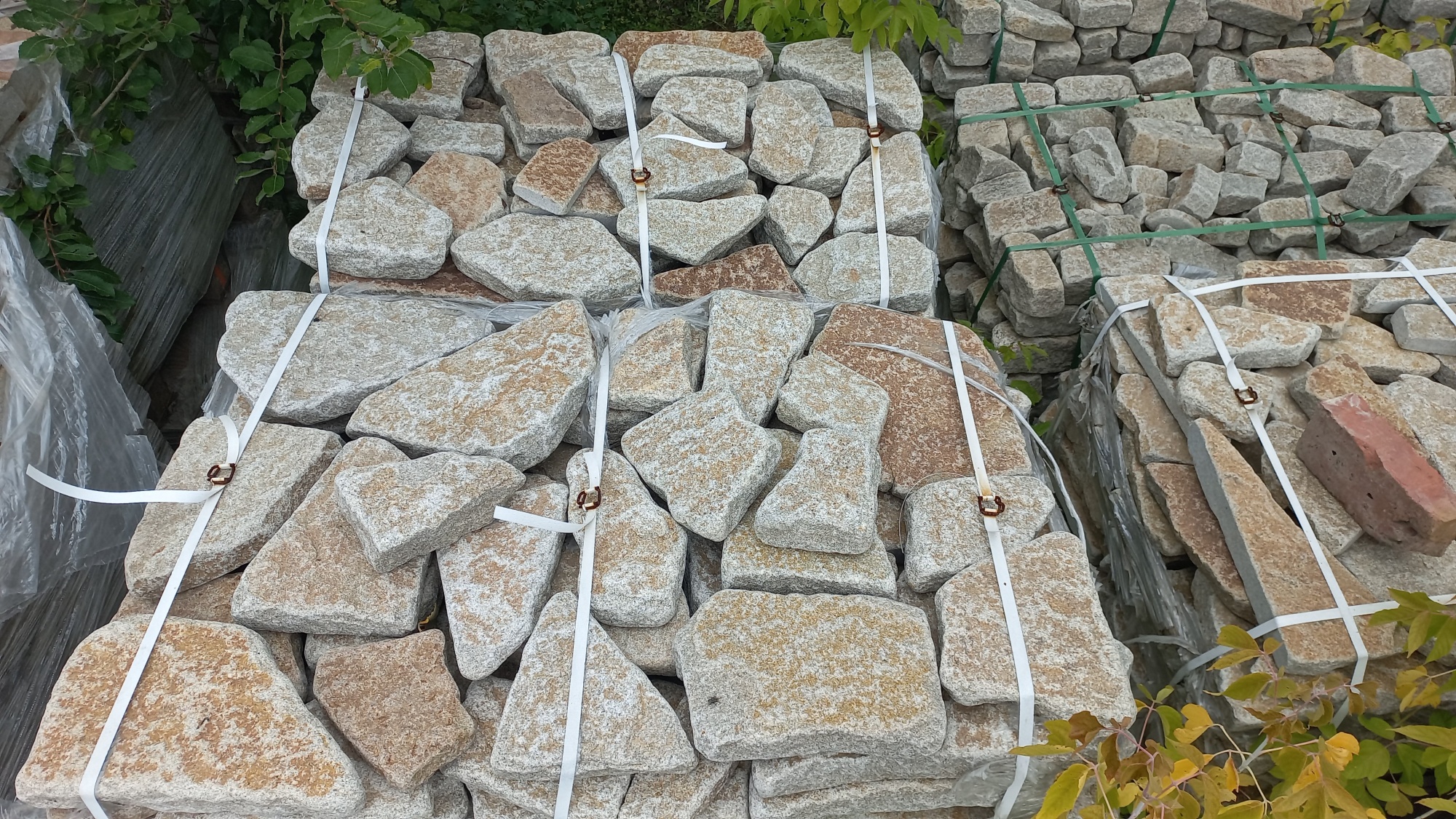 Гранитный плитняк галтованный для мощения купить в Омске