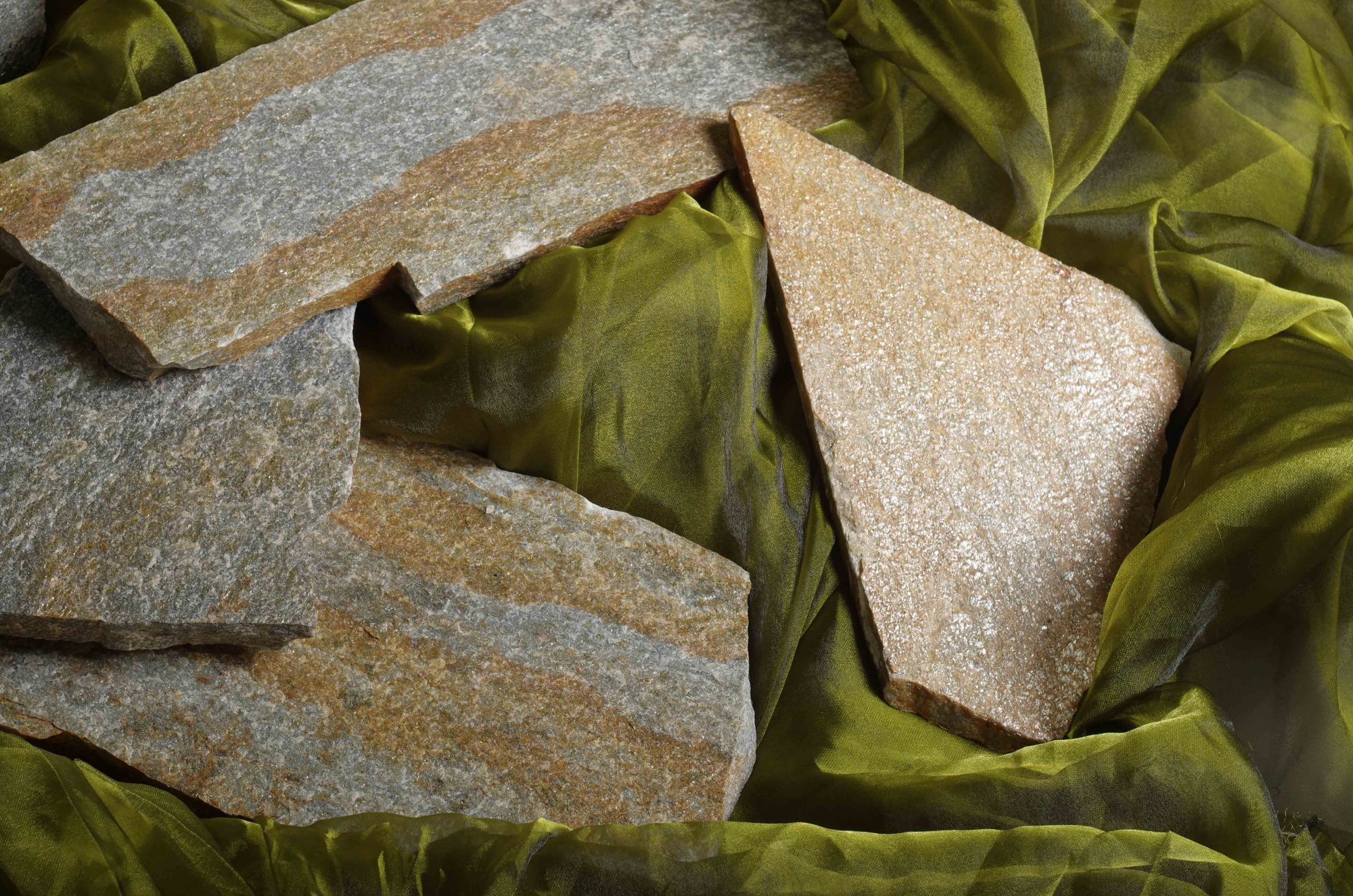 Плитняк златолит Уральский  для фасада купить в Омске