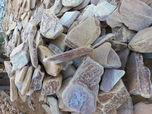 Златолит жёлтый, жёлто-зелёный глыбки и валуны для ланшафтного дизайна купить в Омске