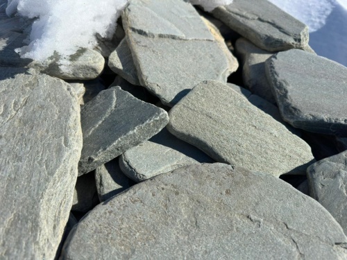 Плитняк златолит зелёный галтованный для цоколя купить в Омске