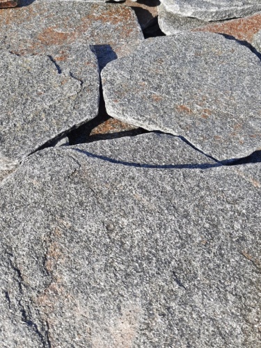 Златолит серебристый галтованный для лестниц купить в Омске