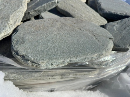 Плитняк златолит зелёный галтованный для мощения на бетон купить в Омске